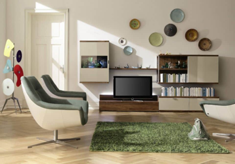 Moderne Wohnwände bieten Platz für den Fernseher, Bücher und Wohnaccessoires. Foto: Hülsta