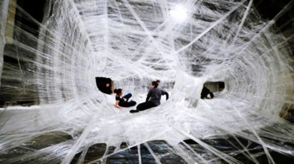 Wie ein gigantisches Netz aus Spinnweben wirkt die Installation aus Kunststoffband