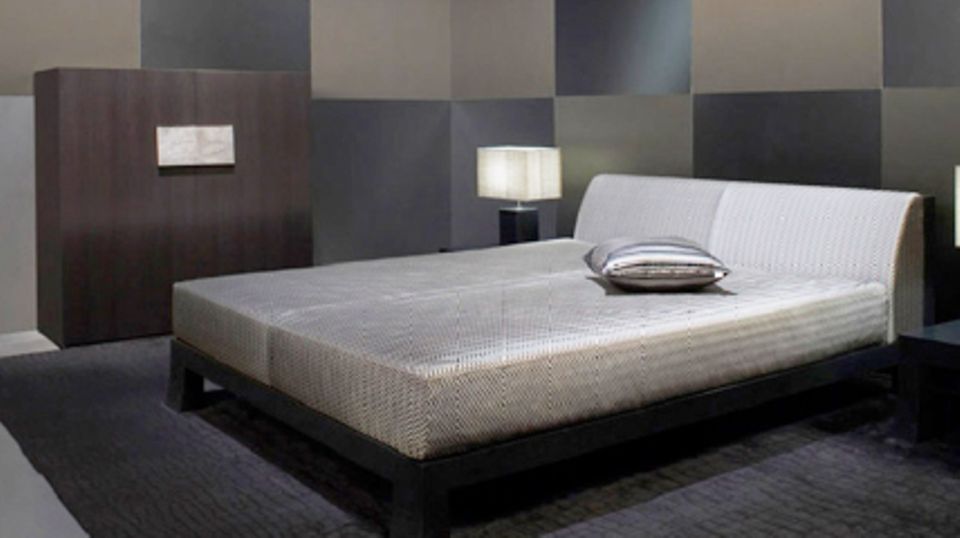 Neben den Home-Textilien gibt es bei Armani auch Möbel, wie dieses Bett