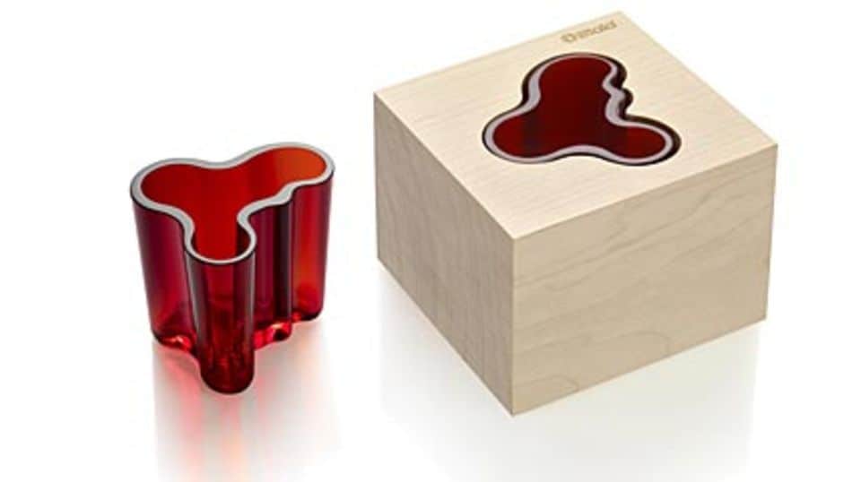 Das rote Herzstück: Aalto-Minivase in Holzform. Foto: Iittala