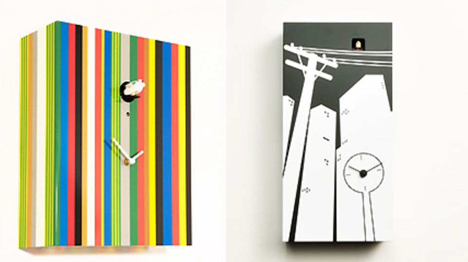 Rechteckig, mit Streifen oder Comic-Druck: Kuckucksuhren in frischem Design. Kuckucksuhr "Arcoiris" (links) und "cucu city clock" (rechts)