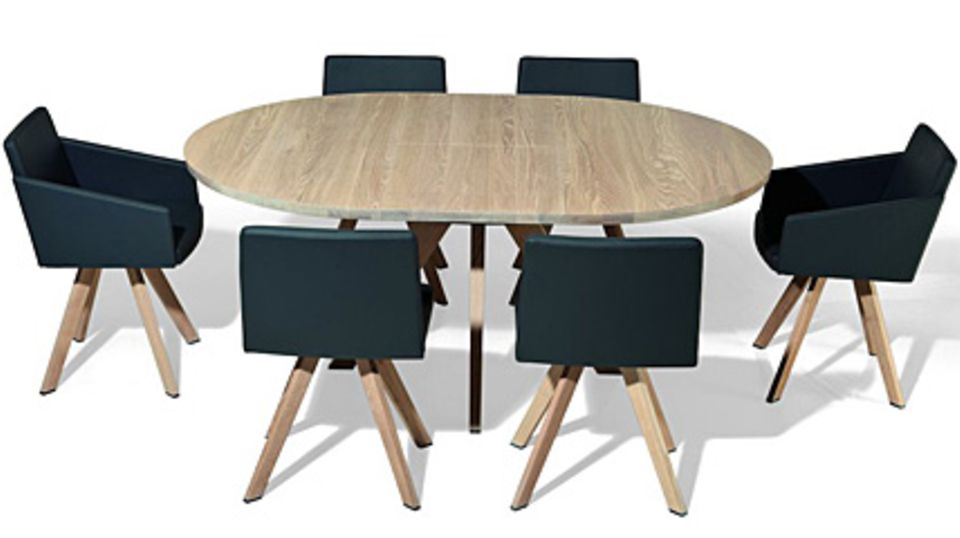 Ausgezeichnet mit dem interior innovation award 2012 - der Tisch "Centro" in runder Variante (abgebildet in Eiche mit ausgezogener Tischplatte). Foto: Asco