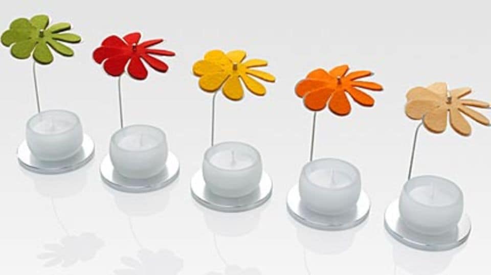 Witzige Idee: Die hübschen Windlichter mit Filzblumen sind gleichzeitig kleine Duftkerzen. Als "Duftpropeller" verteilen sie Raumdüfte, die man auf die Blumen träufelt. Foto: Fairwerk