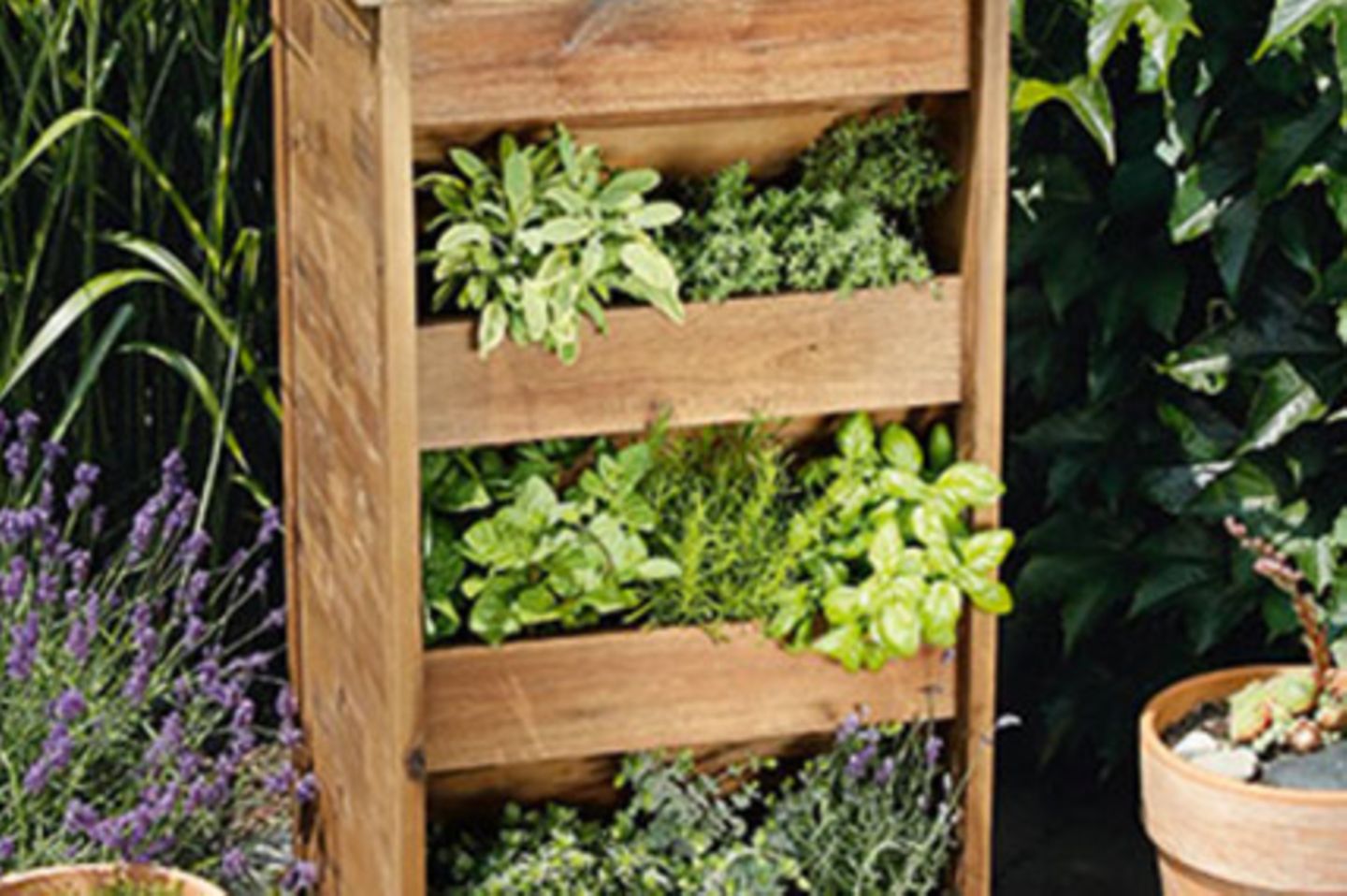 Hochbeet bauen und bepflanzen: So geht&rsquo;s - [LIVING AT HOME]
