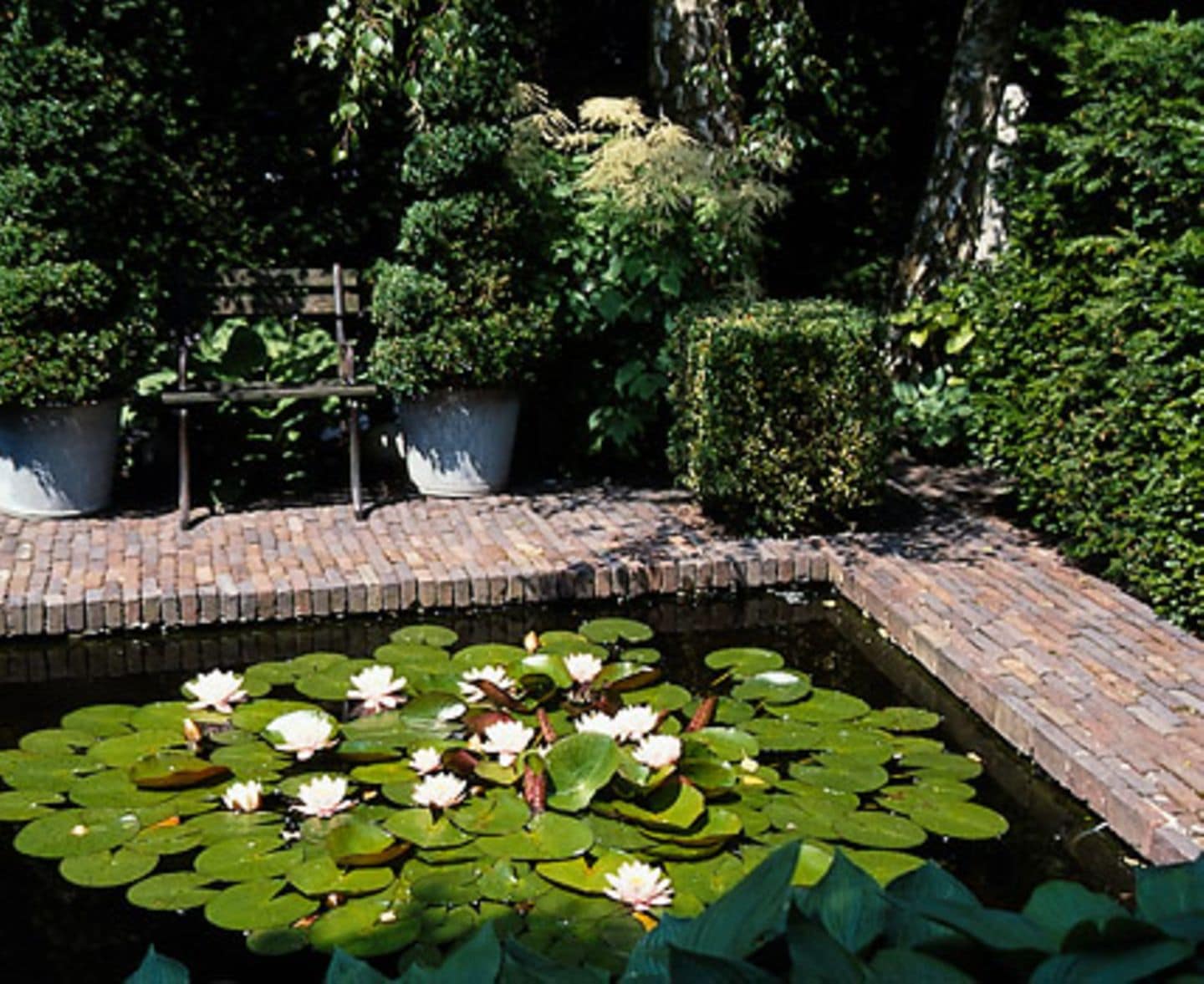 Formaler Teich mit Klinkern als Ufer Bild 10 [LIVING AT HOME]