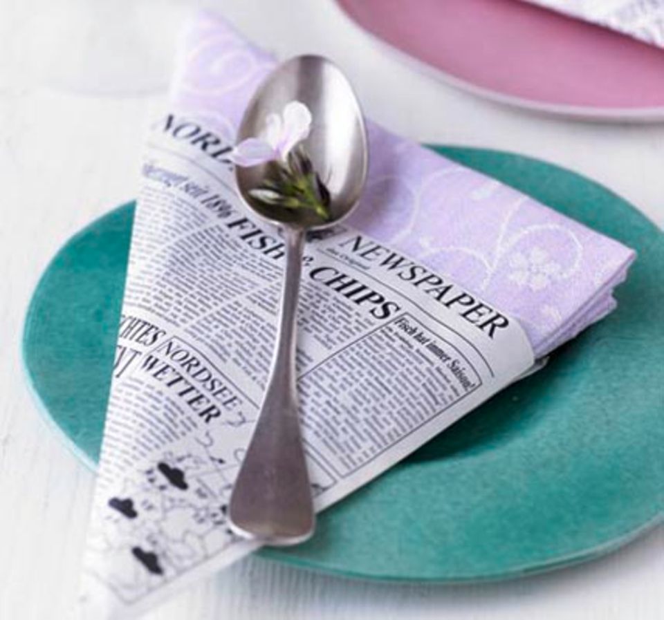 Tischdeko mit Zeitung