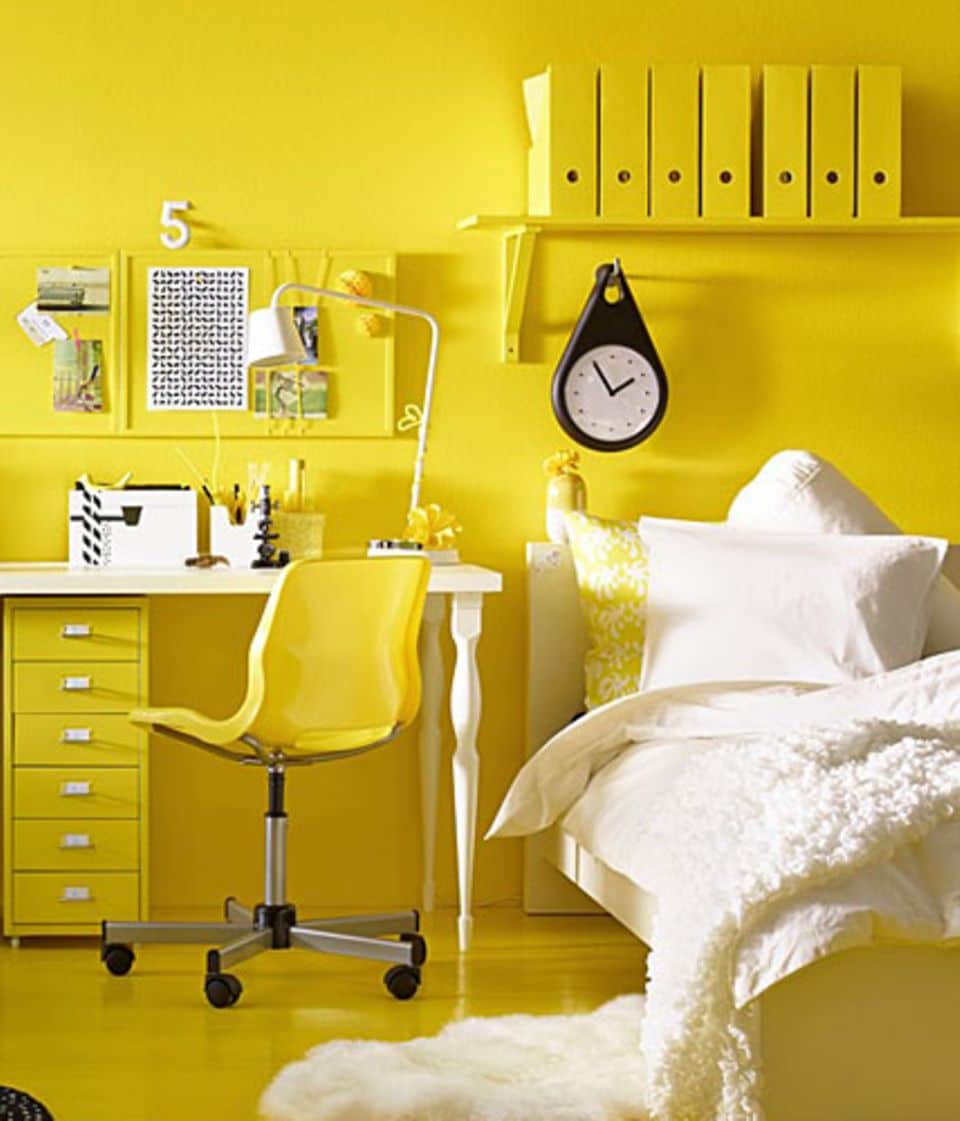 Ikea Arbeitszimmer in Gelb und Weiß