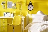 Ikea Arbeitszimmer in Gelb und Weiß