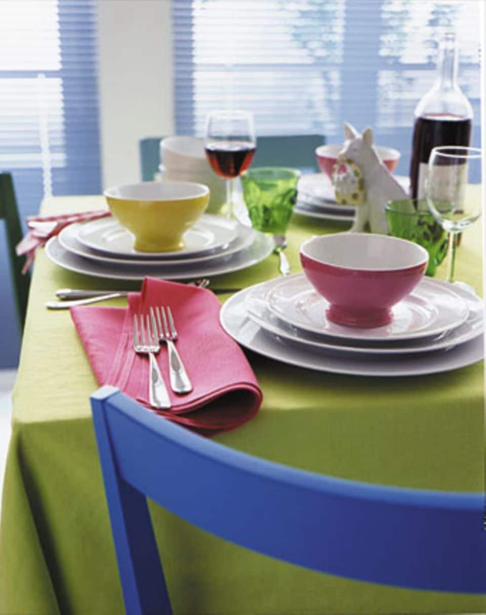 Tischdekoration: Modern: Weiße Teller mit buntem Bekanntenkreis