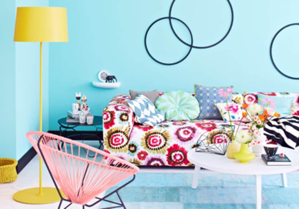Pop Art: Eine farbenfrohe Mischung aus Farben, grafischen Elementen und abgerundeten Möbelformen.