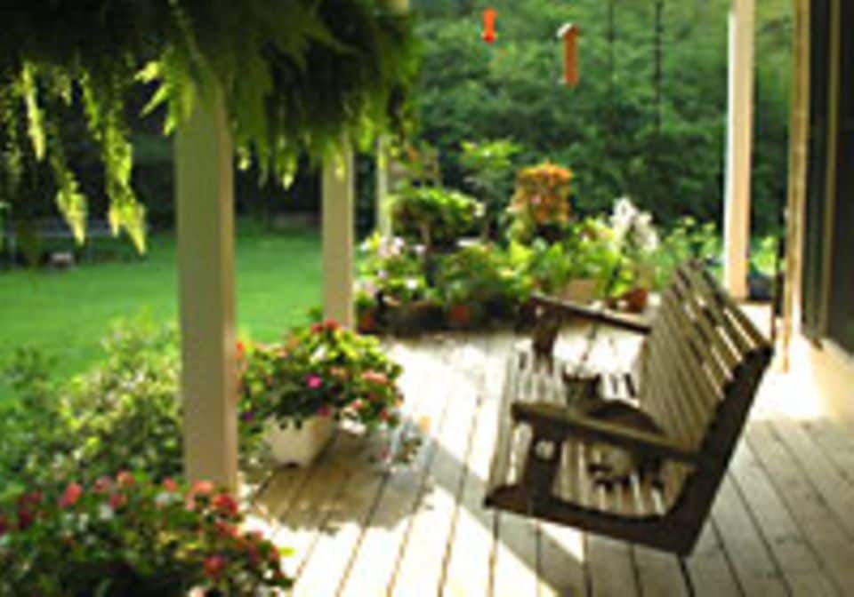 WOHNSTIL: Entspannend: eine "Porch-Swing" auf der Veranda