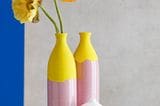Vasen mit Lieblingsfarben bemalen. Hier oben gelb und unten rosa.