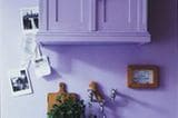Einigkeit bei Wand und Schrank: Ihre Lieblingsfarbe heißt Lavendel. Die könnte man zwar auch gut mit pastelligem Blau kombinieren, doch einfarbig kann sehr schön sein. Die Accessoires kommen besser zur Geltung. Wenn man von einer Farbe nicht genug bekommen kann, oder ein Möbelstück sowieso mal wieder einen Anstrich braucht, ist Ton in Ton ein echter Hingucker.