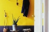 Noch eine Powerkombination: Empfinden Sie Gelb- und Rottöne zusammen als zu kuschelig, so kann Gelb mit seiner Komplementärfarbe Blau eine Alternative sein. Geeignet ist dieser Mix zum Beispiel fürs Kinderzimmer, das Home-Office oder auch für den dunklen Flur. Ein kleiner Trick ist auf dem Bild erkennbar: Der Übergang wirkt durch den dünnen Strich sanfter und die Farben an der Wand weniger drückend.
