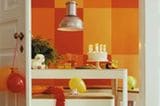 Wenn Sie eine Wand im Raum einmal auf etwas andere Weise farbig betonen wollen, dann ist dieses Schachbrettmuster eine gute Möglichkeit (zwei Wände würde Unruhe schaffen). Zum Einsatz kommen harmonische Farbmixe wie der gezeigte in Gelb- und Rottönen. Wagemutigere Maler kombinieren auch Komplementärfarben. Praktische Hinweise zum Selbermachen finden Sie in unseren Maltipps.