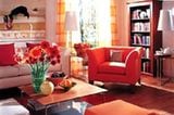 Kirschholz braucht zwei Dinge, um perfekt zu wirken: Warme Farben zur Unterstützung des Holztons und neutrale Farben, damit man im Raum auch noch Luft bekommt. Hier bilden Weiß an den Wänden und in den Sofas zusammen mit rot-orangen Tönen in Kissen, Sessel und Vorhängen die Kulisse für einen schönen Auftritt der klassischen Kirschholzmöbel.