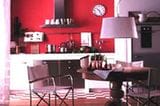 Rot ist eine Diva, und es großflächig an einer Wand einzusetzen, erfordert Mut. Doch richtig dosiert wirkt es Wunder. Eine rote Wand kann, kombiniert mit viel Weiß und naturfarbenem Holz, Küchen oder Esszimmern Würze geben. Im Raum sind dann aber nur noch einige kleine Farbtupfer erlaubt. Stattdessen lässt sich gut an den Übergängen feilen: mit dem rot-weißen Fliesenboden zum Beispiel.