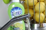 Terra Activ Geschirr > Wirkstoffe auf Basis von Palmkernen, Kokosnüssen und Mais > Bio-Alkohol u.a. aus Zuckerrohr > Parfüm mit natürlichen, ätherischen Ölen > Hautfreundlicher pH-Wert sorgt für gute Hautverträglichkeit > Alle eingesetzten Tenside sind leicht, schnell und vollständig biologisch abbaubar (gemäß OECD 301 und erg. Metabolitentest) > Flasche besteht aus 25 % Recyclat und ist recyclebar