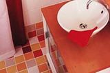 Ein klassisches Mosaik in ganz aktueller Farbigkeit: Die 10x10 cm großen Fliesen beleben Ihr Badezimmer, aber auch in Küche und Flur haben Sie einen glänzenden Auftritt. Durch unterschiedlichste Farben und Strukturen kann man den Boden nach individuellen Ansprüchen gestalten. Hersteller: Ceramica Vogue über Jürgen Voß Weidenbaumsweg 65-69 21035 Hamburg Fon: 040-7244948 Fax: 040-7242375 www.cervogue.com