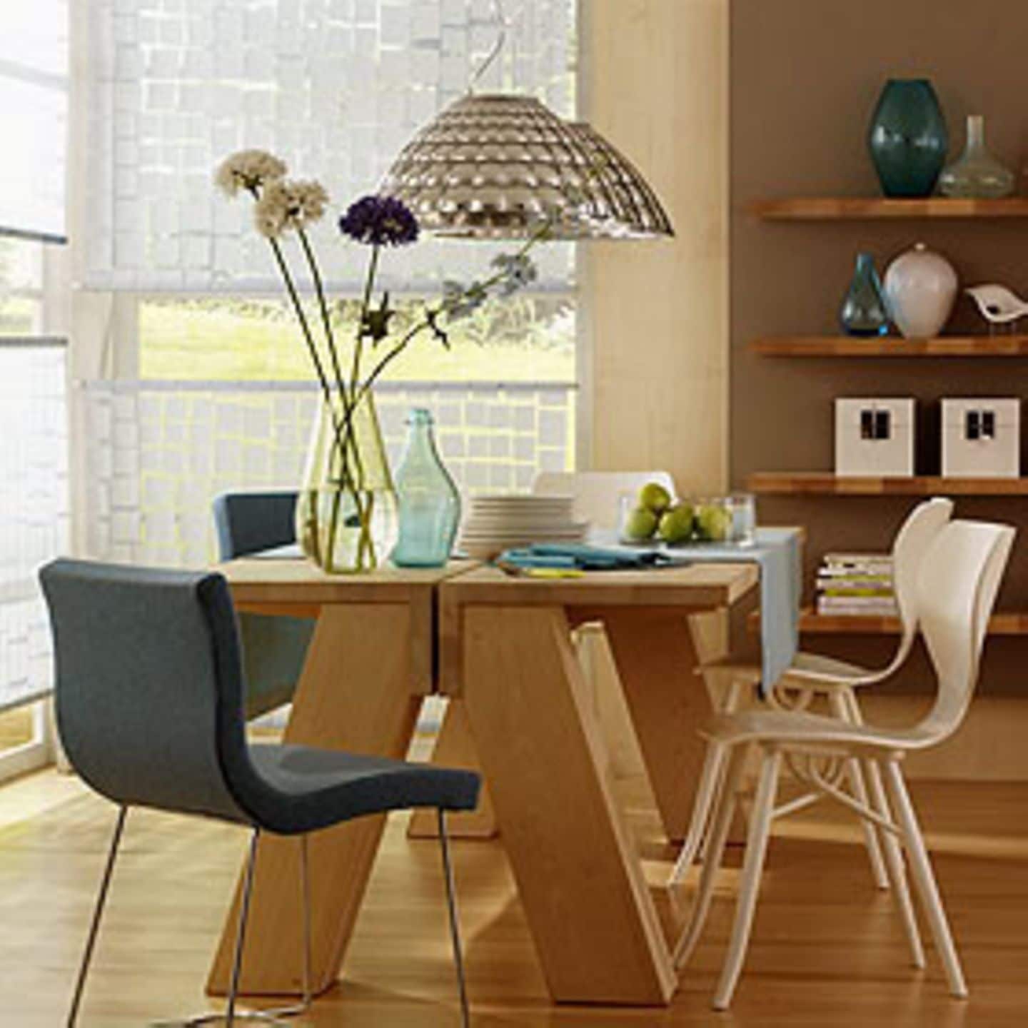 Das klassische Holz für Möbel und Holzböden ist hell, hat eine feine, gleichmäßige Textur und lässt sich gut polieren. Gleichzeitig ist es hart, belastbar und formstabil und damit auch als Bodenholz geeignet.