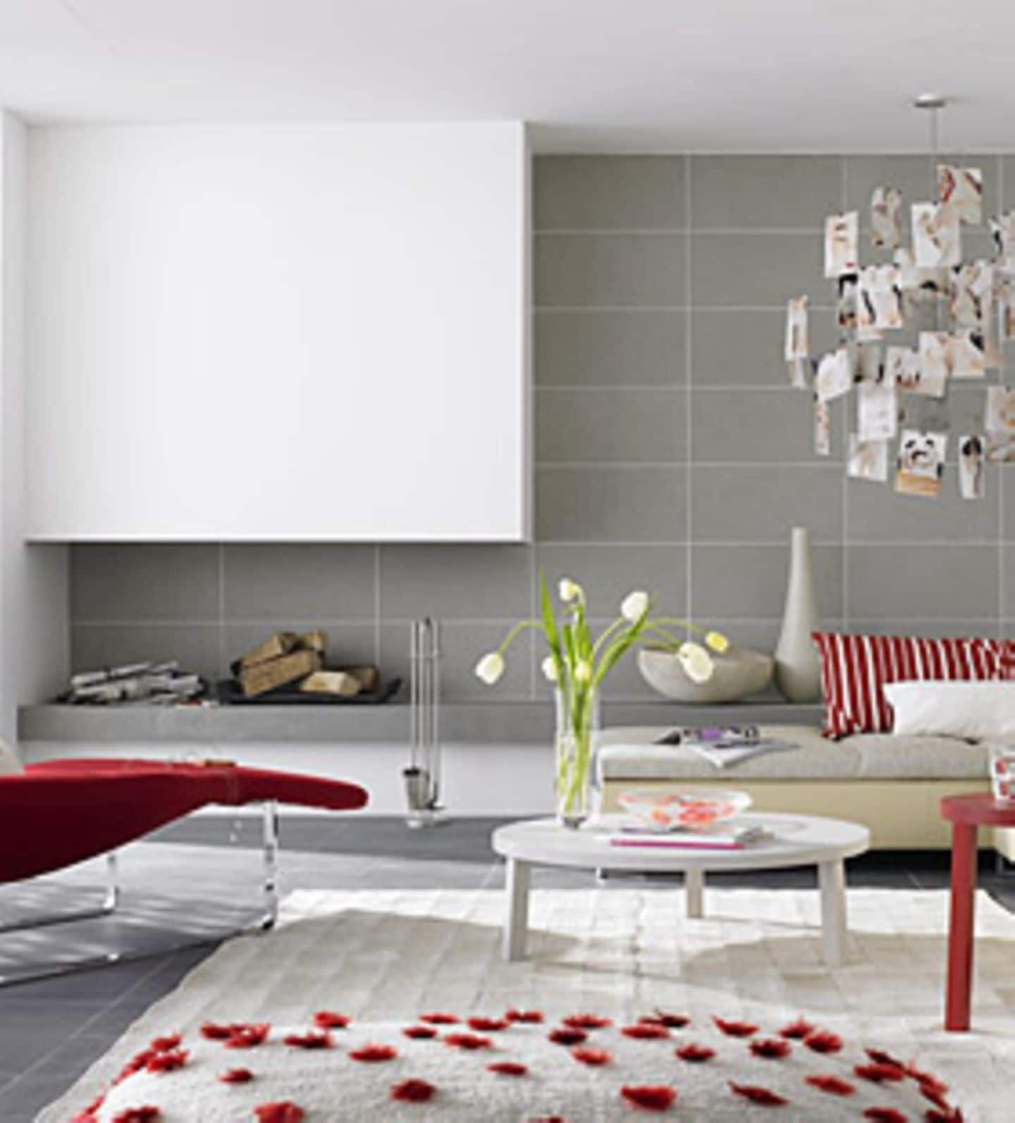 Exklusive Eleganz Fliesen an der Wand und auf dem Boden verleihen dem Wohnraum eine coole Eleganz und wirken verblüffend modern. Die Fliesen der Serie Design gibt es in den Grautönen "Aluminium Grey" und "Dark Grey" im Format 30x60 cm. Sie haben eine rutschhemmende Oberflächenstruktur und sind auch draußen einsetzbar.