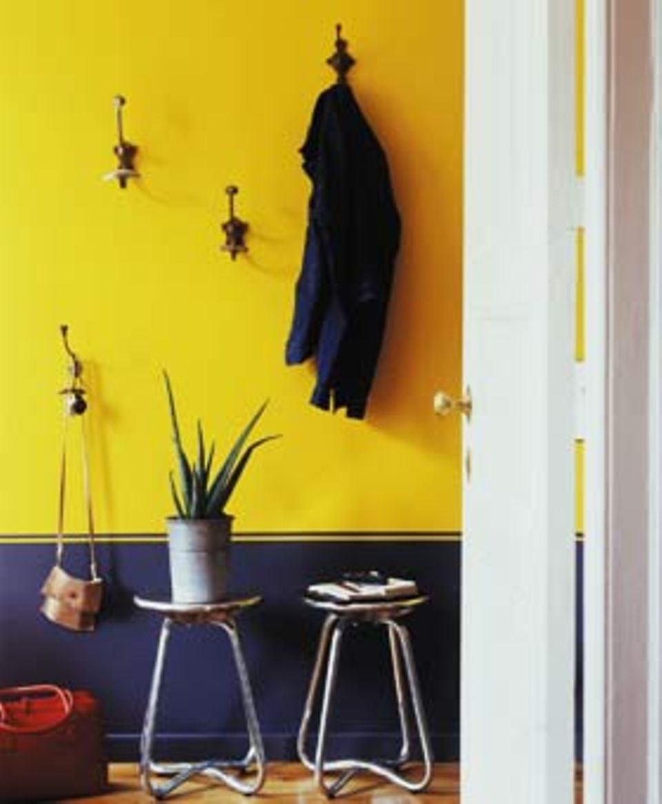Noch eine Powerkombination: Empfinden Sie Gelb- und Rottöne zusammen als zu kuschelig, so kann Gelb mit seiner Komplementärfarbe Blau eine Alternative sein. Geeignet ist dieser Mix zum Beispiel fürs Kinderzimmer, das Home-Office oder auch für den dunklen Flur. Ein kleiner Trick ist auf dem Bild erkennbar: Der Übergang wirkt durch den dünnen Strich sanfter und die Farben an der Wand weniger drückend.