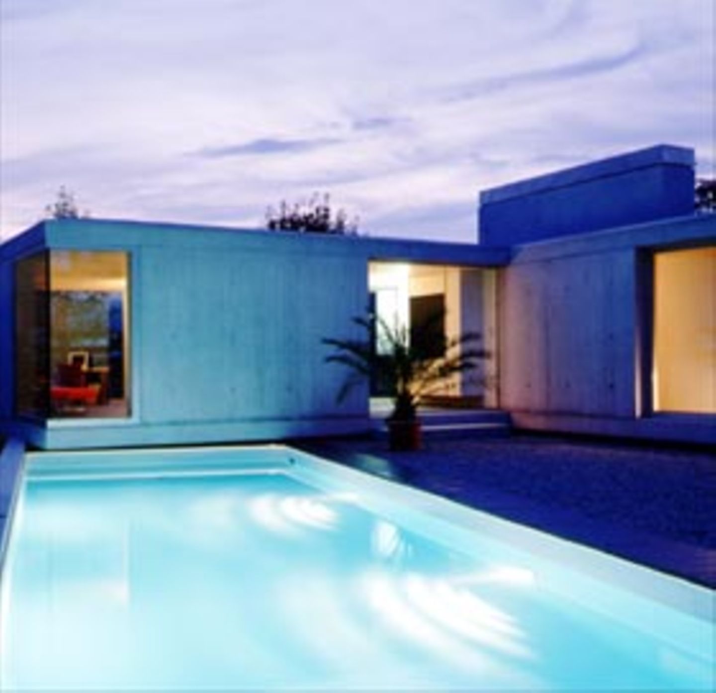 Haus Sperger in Lustenau ist ein kraftvoller Akkord aus hellem Beton und klarem Glas.