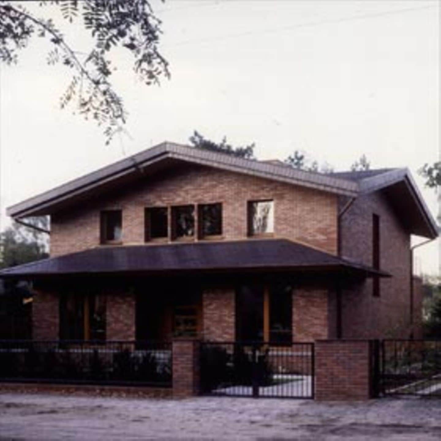 Ein großes Haus in Mahlsdorf entwarfen Tophof und Hemprich als neuen Typus der Vorstadtvilla. Mit Klinkerfassade, Kreuzgiebel und herabgezogenem Dach ähnelt es Prärie-Häusern eines Frank Lloyd Wright.