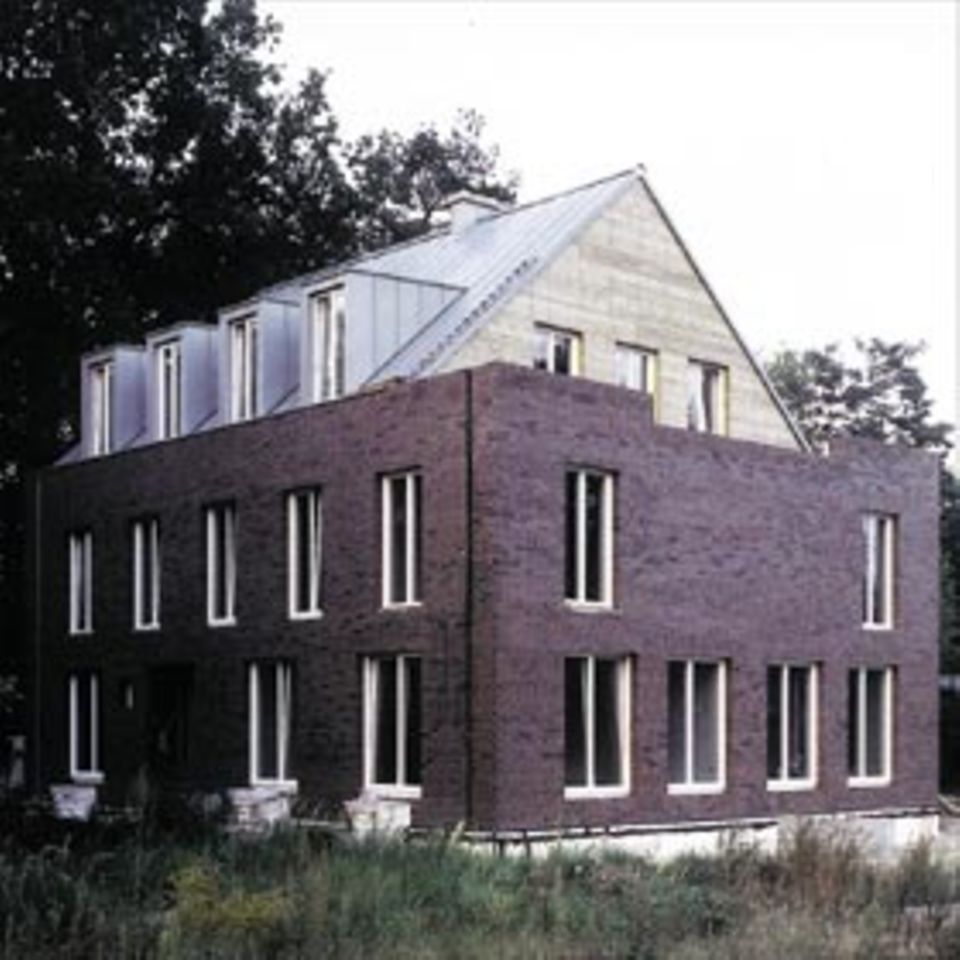Kunstvoll bietet das Haus in Glienicke drei Parteien Privatsphäre.