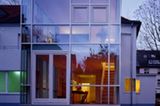 Einen Kubus aus Stahl und Glas fügten die Architekten an ein schlichtes Doppelhaus aus den 30er Jahren in Wattenscheid an. Der sehr konstruktive Charakter des Anbaus betont das Neue.