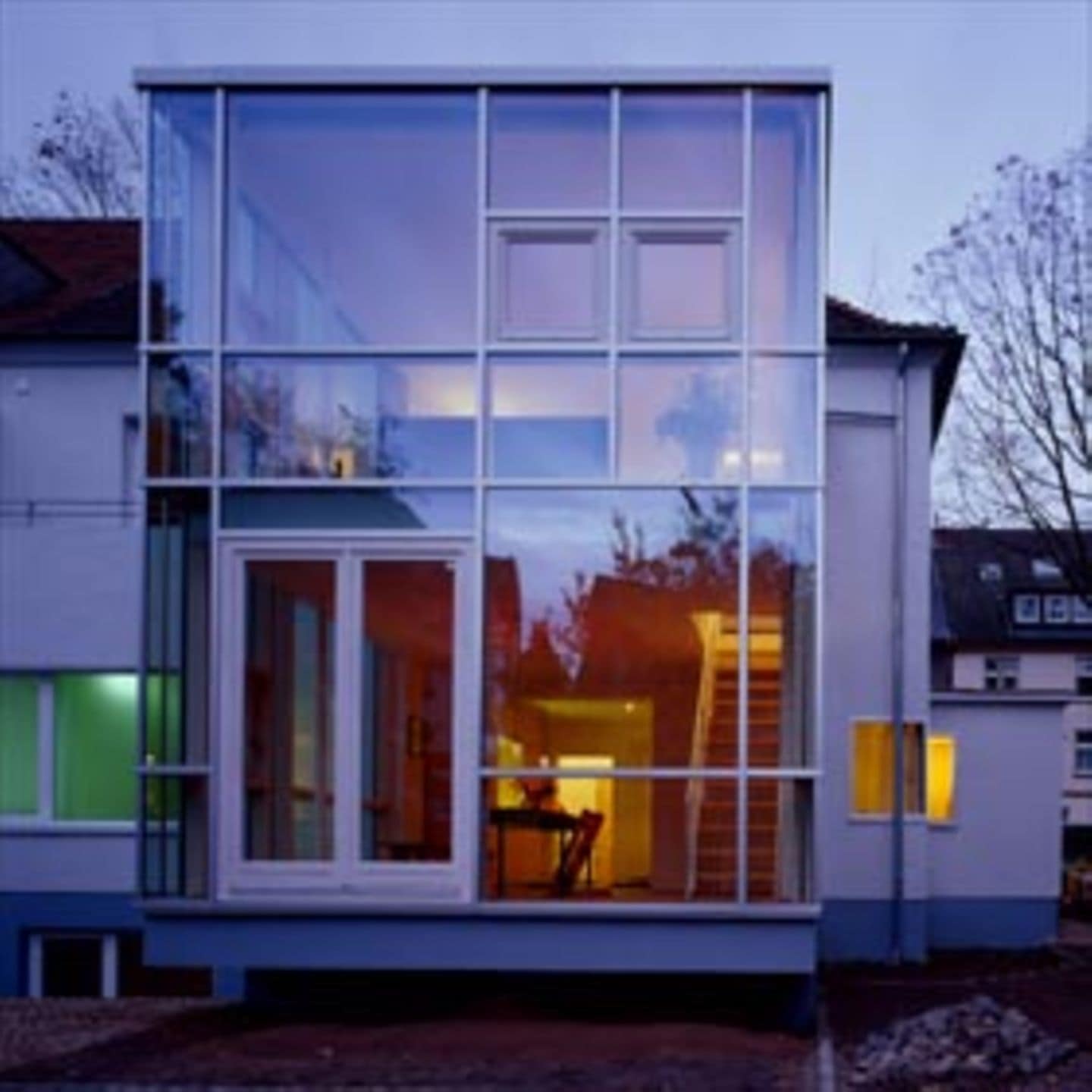 Einen Kubus aus Stahl und Glas fügten die Architekten an ein schlichtes Doppelhaus aus den 30er Jahren in Wattenscheid an. Der sehr konstruktive Charakter des Anbaus betont das Neue.