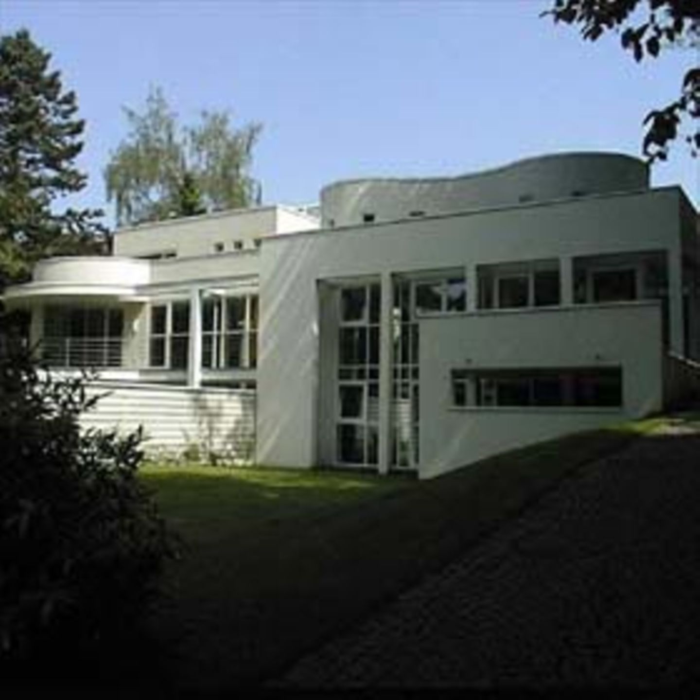 Das Wohn- und Bürogebäude von Hermann Klapheck in Recklinghausen zeigt beispielhaft, wie die Architekten Innen- und Außenraum durch Kontraste modellieren.
