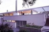 Bei Düsseldorf bauten Klapheck und Partner eine Villa in kubischen Formen. Raumhohe Fenster und ein Flugdach machen das Haus optisch leicht.