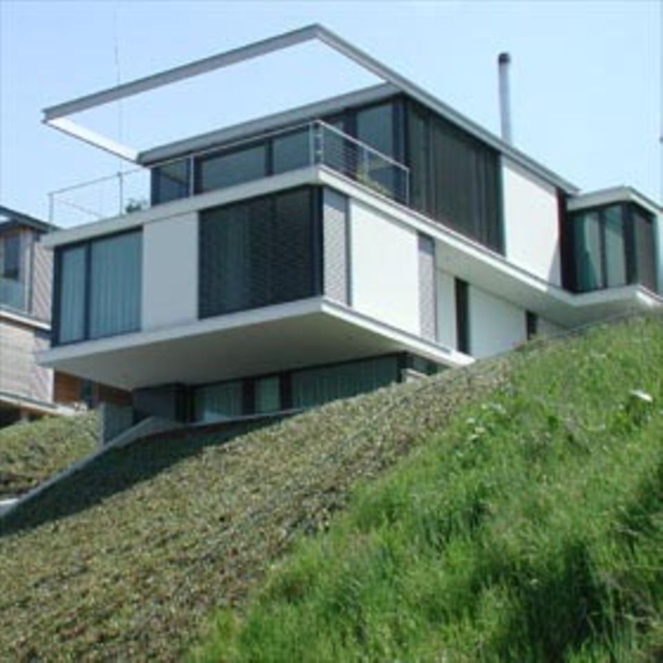 An den Hängen des Rohrschacherbergs in der Schweiz baute Novaron die dramatisch vorkragenden Villen Barp und Raub.