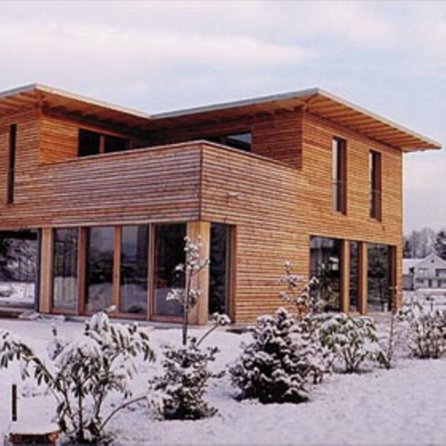 Das Holzmodulhaus in Dornbirn baute die Architektin baubiologisch einwandfrei mit Lehmputz und einer Dämmung aus Schafwolle. Sonst dominiert Holz – Lärche an der Fassade, Birnbaum und Ahorn im Inneren.