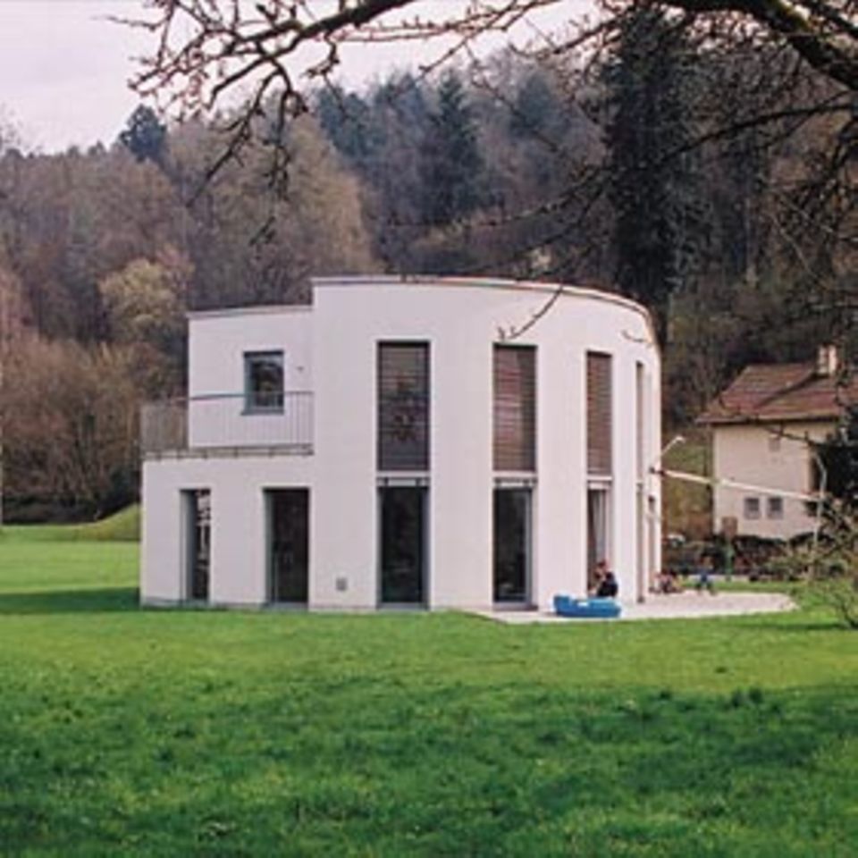 In Bregenz strahlt das Haus Rupp mit weißer Putzfassade.