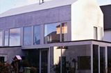 Das Haus Fabianek in Aachen baut über dem verglasten Erdgeschoss einen minimalistischen Satteldachtypus auf.