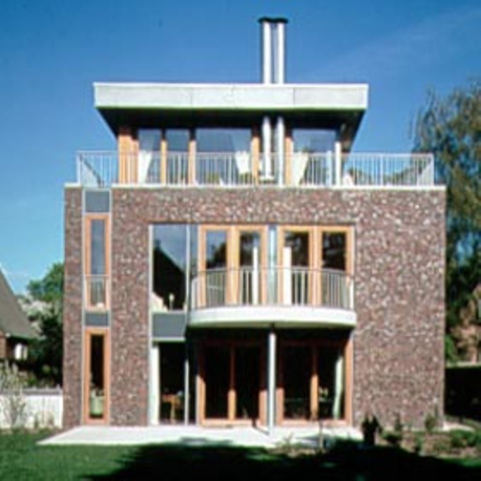 In einer Siedlung in Hamburg-Othmarschen baute Dibelius einen Klinker-Würfel als klares Dreifamilienhaus.