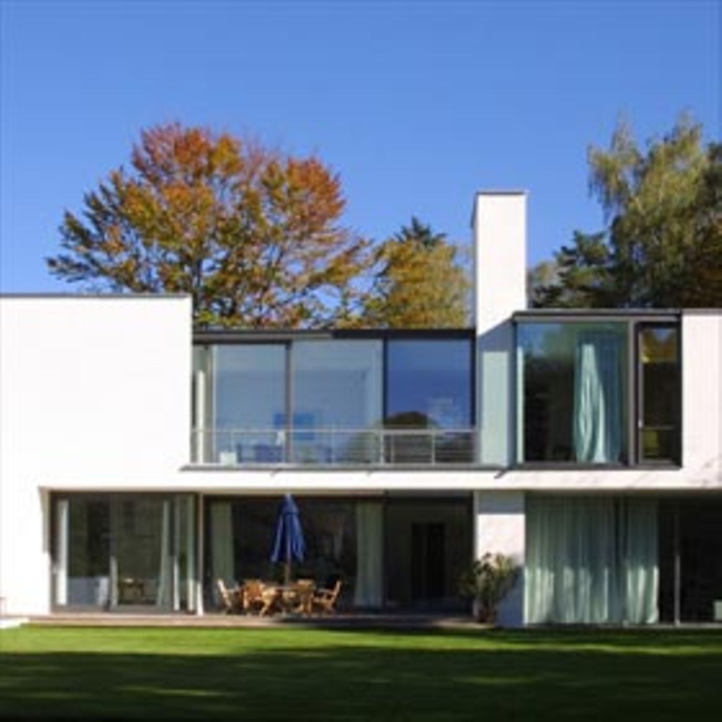 Beispielhaft zeigt die schlanke weiße Villa in einem Münchner Vorort, wie sehr Wolfram Wöhr mit großen raumhohen Fenstern und Blickachsen den Bezug zwischen innen und außen fördert.