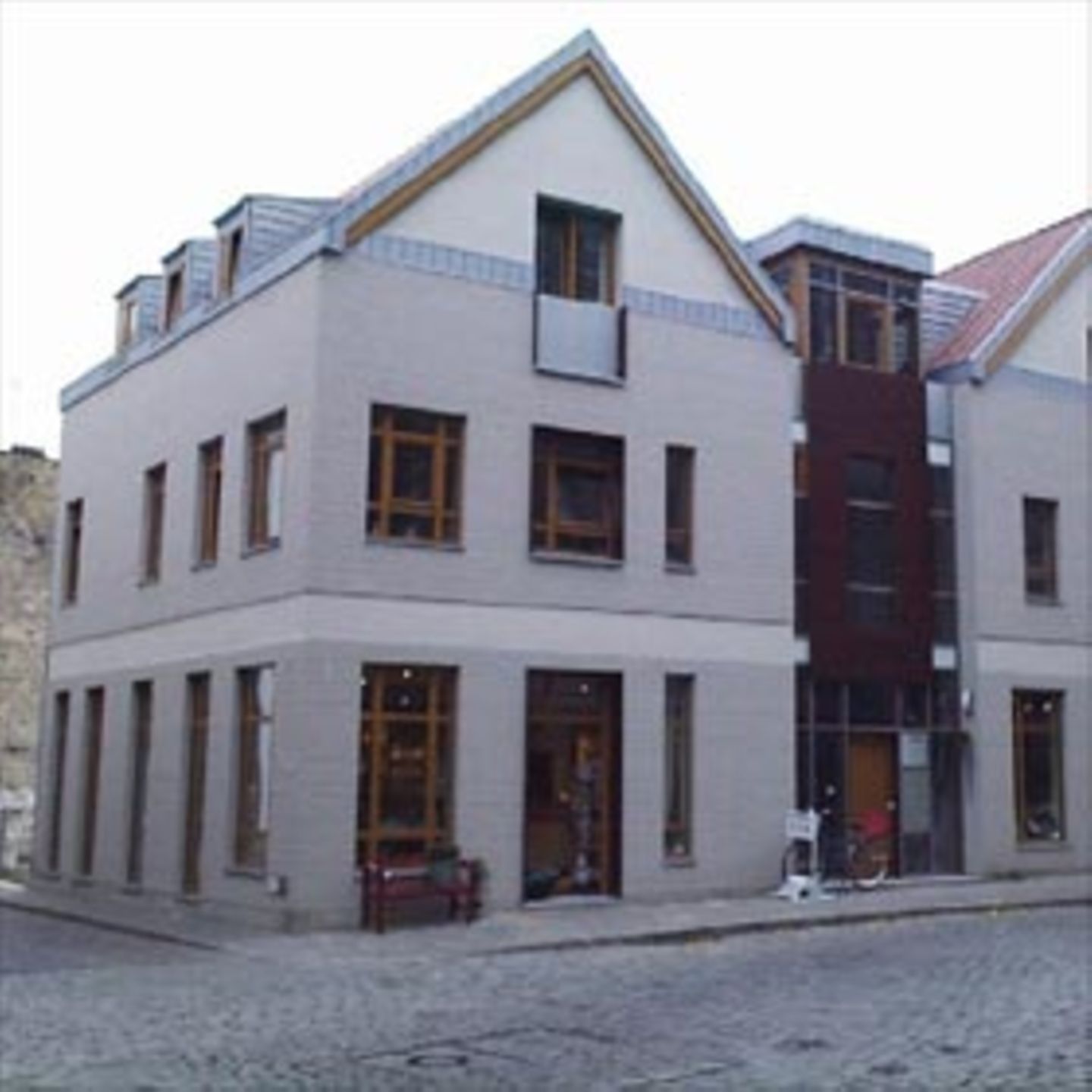 Im Zentrum Stralsunds interpretiert das Wohn- und Geschäftshaus Prothmann traditionelle Bauformen auf eine neue Art.
