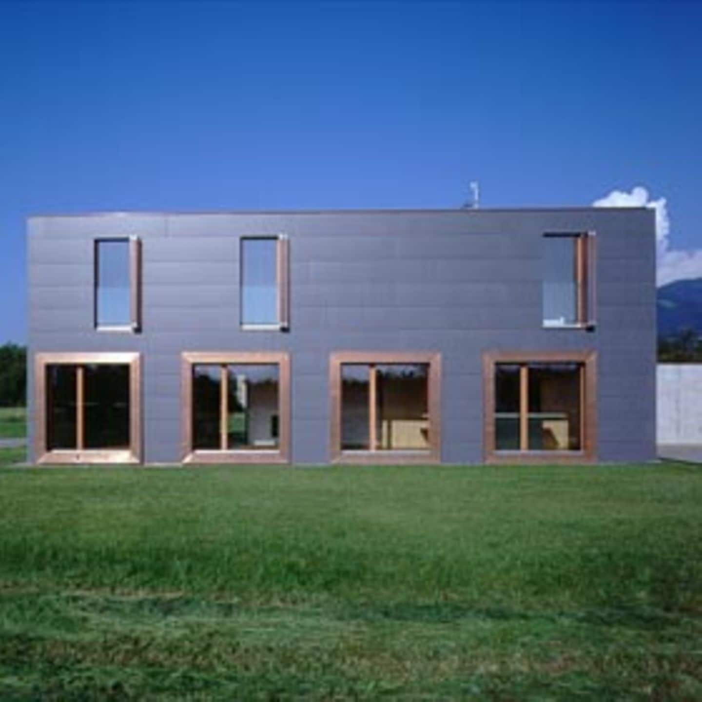 Haus Hartmann im Vorarlberger Städtchen Dornbirn ist mit Eternitverkleidung und den kupfernen Fensterrahmen klar lesbare Architektur.