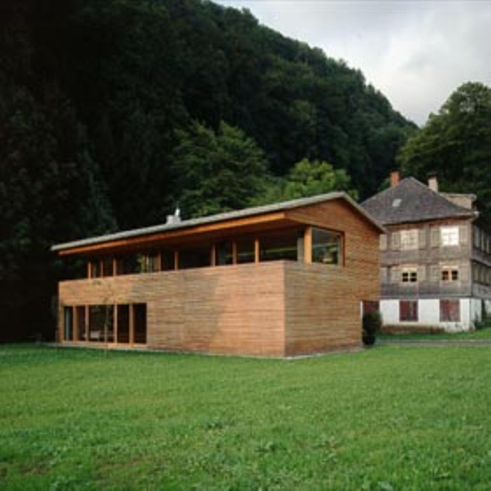 Feingliedriger Holzbau des Büros, etwa das Haus Rüscher in Schnepfau von 1999.