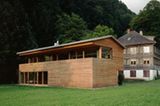 Feingliedriger Holzbau des Büros, etwa das Haus Rüscher in Schnepfau von 1999.