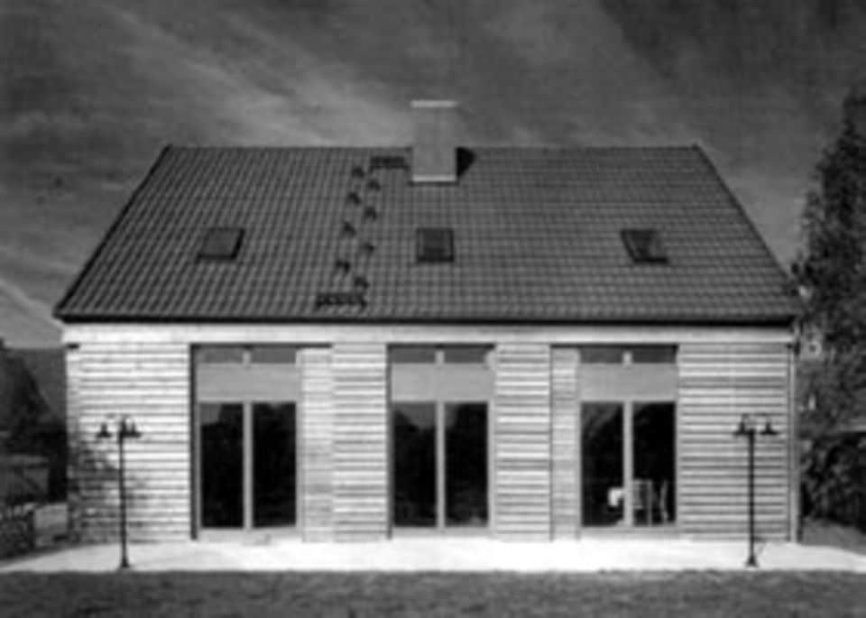 Das Wohnhaus in Barnin war ehemals eine Scheune, die der Architekt mit Satteldach und Lärchenholzfassade versah.