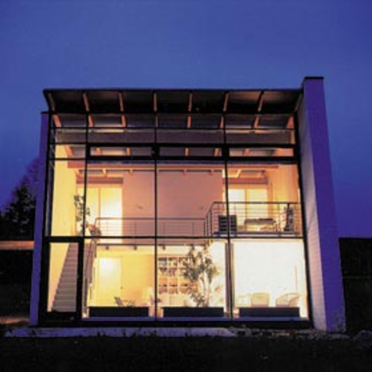 Haus Hasper in Tellingstedt bei Heide macht Transparenz zum Programm. Der schmale Baukörper für nur eine Person entstand als klarer Kubus.