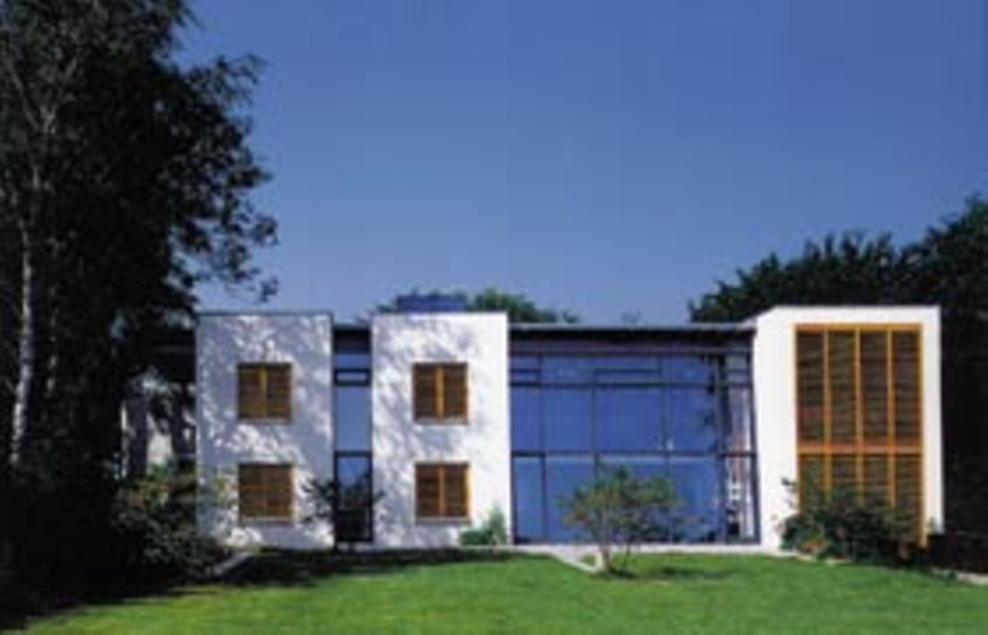 Haus Niemann in Stampe baute Manfred Nagel als Wohnhalle mit Atelierverglasung und reizvollen Raumfolgen, geschlossen zur Straße, offen zum Feld.