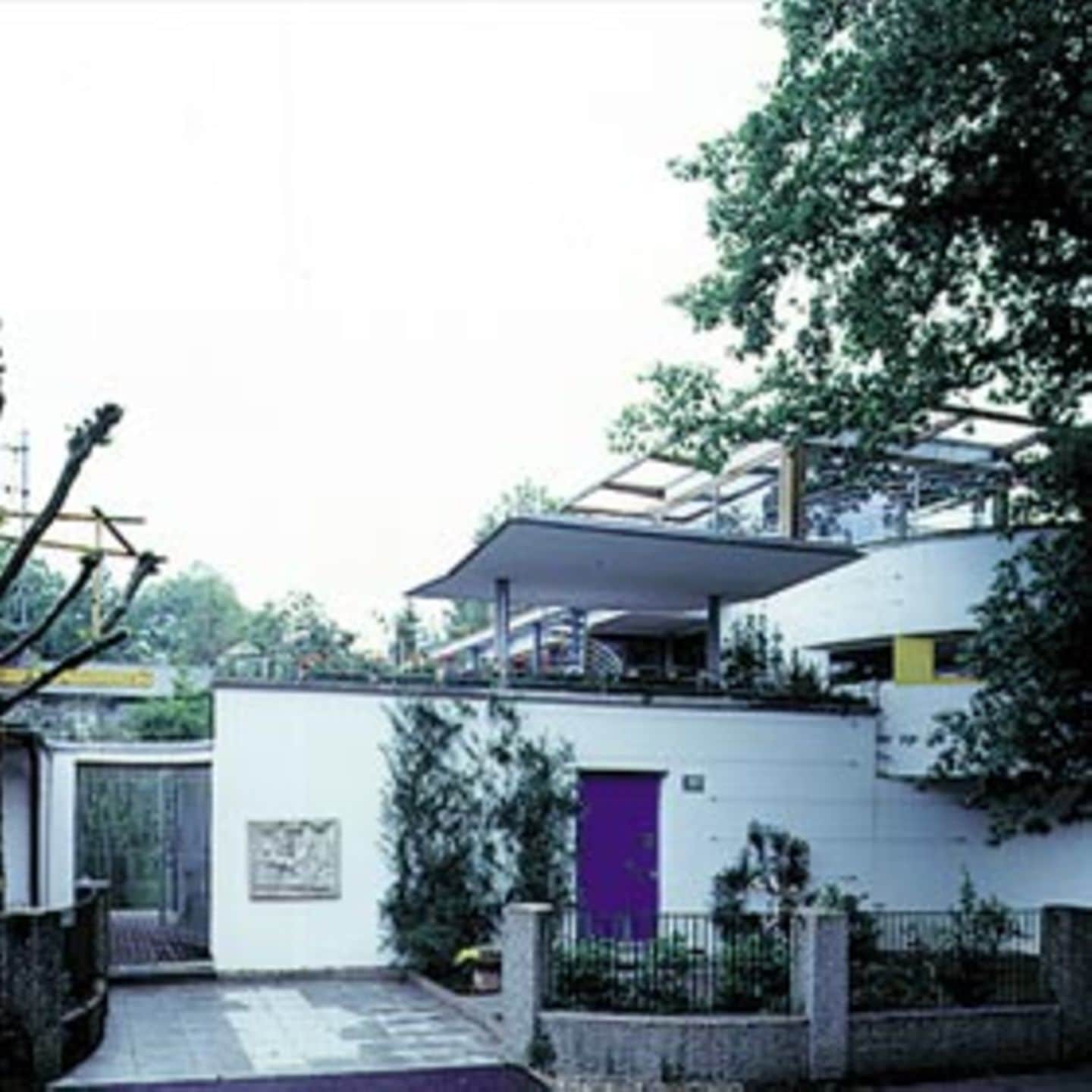 Ein Stadthaus in Salzburg ist von der Straße abgeschirmt und auf einen Gartenhof orientiert. Zusätzlich trägt es eine Dachterrasse.