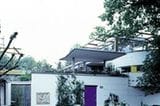 Ein Stadthaus in Salzburg ist von der Straße abgeschirmt und auf einen Gartenhof orientiert. Zusätzlich trägt es eine Dachterrasse.
