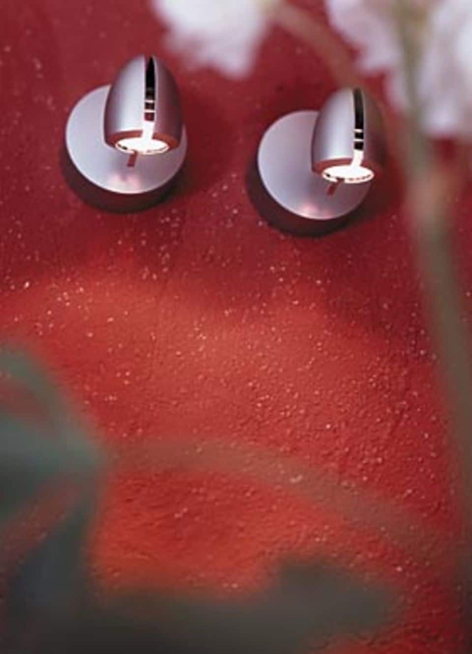 Die "Monospots" von Tobias Grau sitzen auf dem ziegelroten Putz, den es mit fertig angemischter Farbpigmentierung von Terrastone gibt (auch in anderen Farben). Tobias Grau Internet: www.tobias-grau.com Fon 04101-370-0 Fax 04101-370-1000