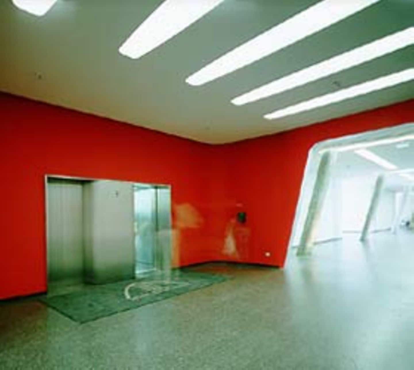 Vier Versorgungskerne, einer für jeweils zwei Seitentrakte, erschließen die sieben oberhalb gelegenen Büroetagen. Auch Gebäudedetails wie abgerundete Deckenlichtschlitze und die abgerundeten Fahrstuhleingänge wurden von BRT Architekten entworfen.